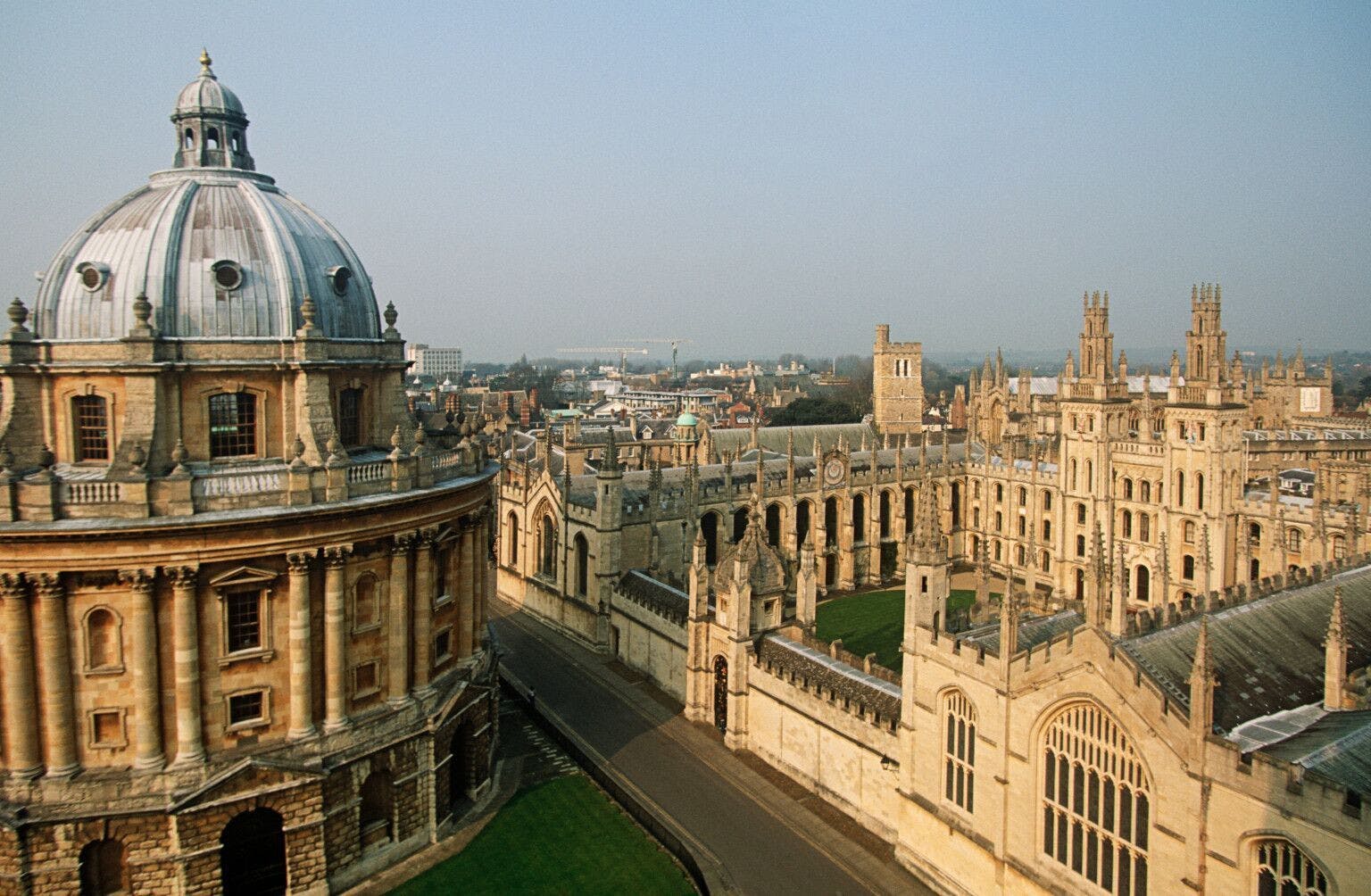 Oxford university town. Оксфорд Англия университет. Оксфордский университет (University of Oxford), Великобритания. Оксфорд 1096. Оксфордский университет архитектура.