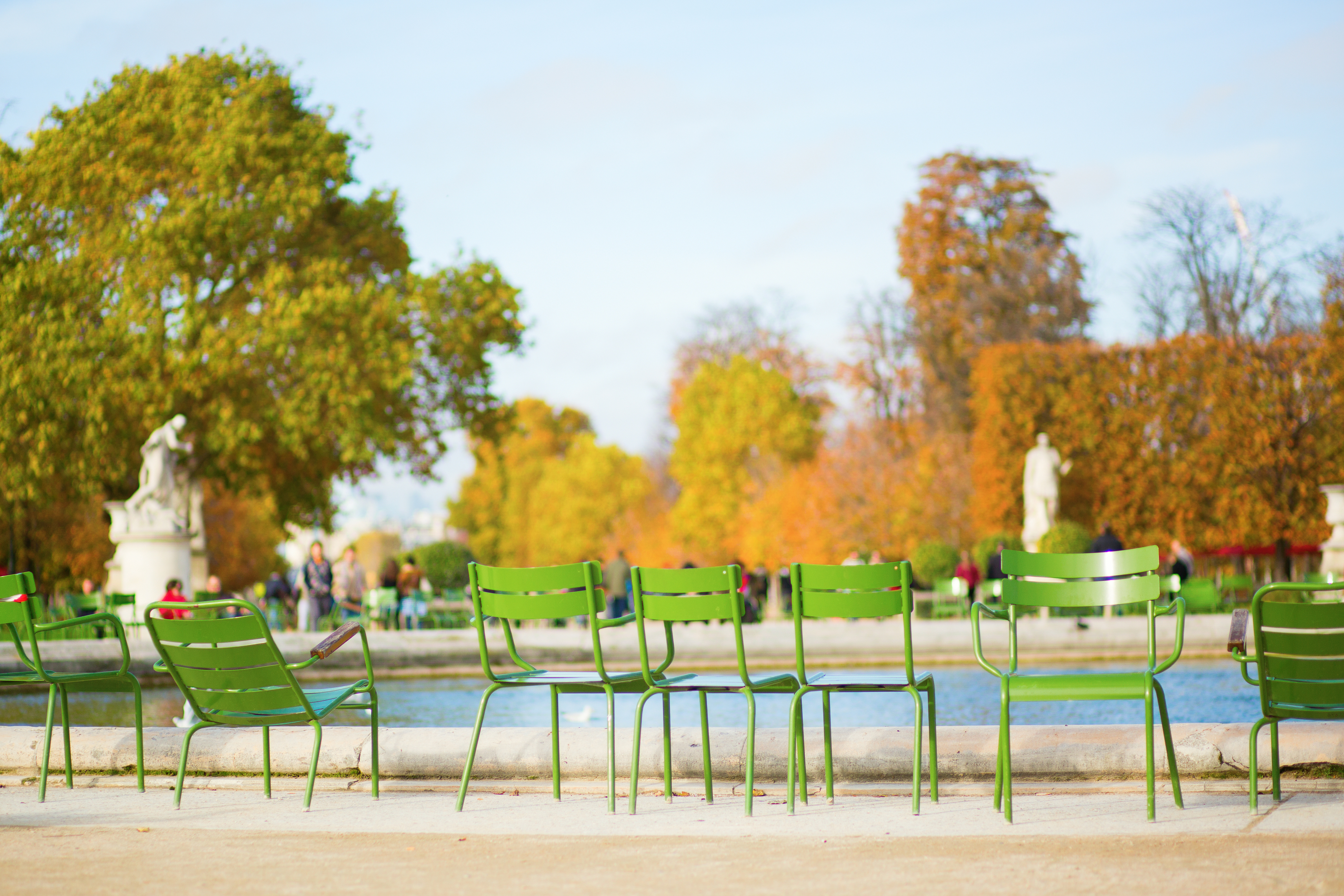 Сад Тюильри в Париже зеленые стулья