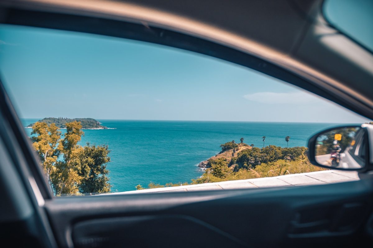 uitzicht op zee vanuit auto